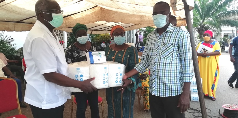 Bouaké/ Lutte contre le covid-19 : Le maire Nicolas Djibo fait don de kits sanitaires à 10 centres de santé urbains