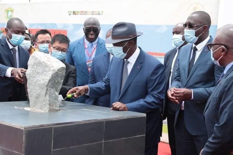 Construction de deux unités de transformations de fèves de cacao : Ouattara pose la première pierre