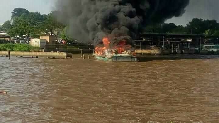 Transport ferroviaire /Un bateau-bus de la Sotra prend feu au quai à Abidjan