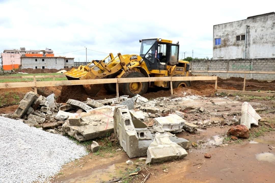 Constructions anarchiques/deux bâtisses partiellement démolies à Cocody
