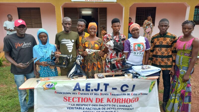 Korhogo-Association des enfants et jeunes travailleurs/ Des machines à coudre et des kits complets de mécanique offerts à des jeunes