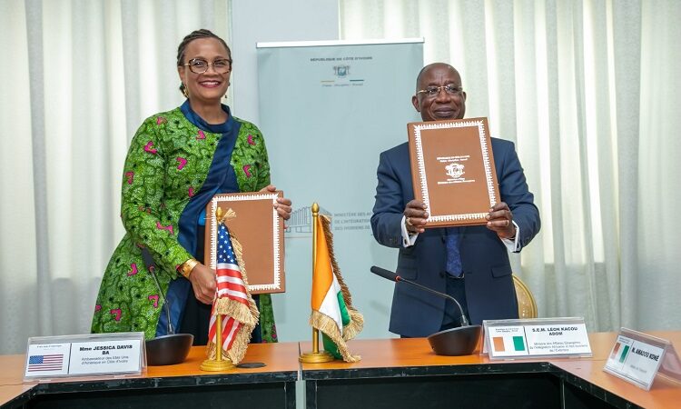 Coopération Côte d’Ivoire-Etats-Unis d’Amérique : signature d’accord de lutte contre les activités maritimes transnationales illicites