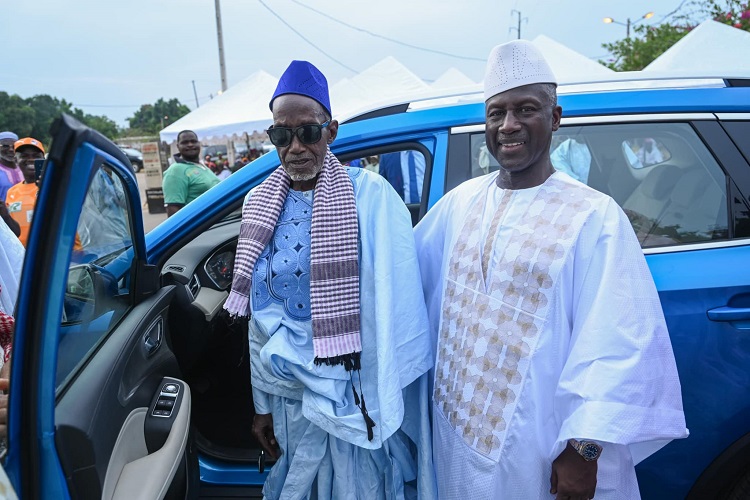 Le président de l’Assemblée nationale fait don d’un véhicule à l’imam de la Mosquée Centrale d’Odienné